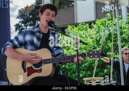 Toronto, Kanada. 13. August 2014. Sechzehn Jahre alten kanadischen Teenie Musiker Shawn Mendes ein Ständchen Fans bei einem Auftritt im Vorort Toronto Scarborough. Bildnachweis: Victor Biro/Alamy Live-Nachrichten Stockfoto