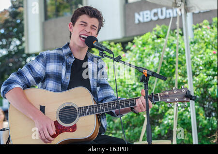 Toronto, Kanada. 13. August 2014. Sechzehn Jahre alten kanadischen Teenie Musiker Shawn Mendes ein Ständchen Fans bei einem Auftritt im Vorort Toronto Scarborough. Bildnachweis: Victor Biro/Alamy Live-Nachrichten Stockfoto