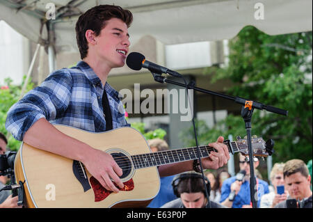 Toronto, Kanada. 13. August 2014. Sechzehn Jahre alten kanadischen Teenie Musiker Shawn Mendes ein Ständchen Fans bei einem Auftritt im Vorort Toronto Scarborough. Bildnachweis: Victor Biro/Alamy Live-Nachrichten Stockfoto