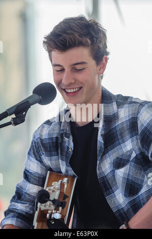 Toronto, Kanada. 13. August 2014. Sechzehn Jahre alten kanadischen Teenie Musiker Shawn Mendes ein Ständchen Fans bei einem Auftritt im Vorort Toronto Scarborough. Bildnachweis: Victor Biro/Alamy Live-Nachrichten Stockfoto