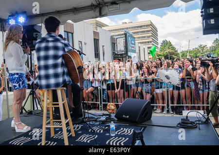 Toronto, Kanada. 13. August 2014. Mendes beantwortet einige Fragen aus dem Publikum. Sechzehn Jahre alten kanadischen Teenie Musiker Shawn Mendes ein Ständchen Fans bei einem Auftritt im Vorort Toronto Scarborough. Bildnachweis: Victor Biro/Alamy Live-Nachrichten Stockfoto
