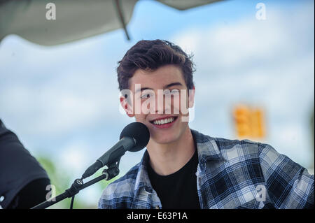 Toronto, Kanada. 13. August 2014. Sechzehn Jahre alten kanadischen Teenie Musiker Shawn Mendes ein Ständchen Fans bei einem Auftritt im Vorort Toronto Scarborough. Bildnachweis: Victor Biro/Alamy Live-Nachrichten Stockfoto