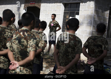 Laiza, Kachin, Myanmar. 8. Juli 2014. KIA Rekruten warten an Aufmerksamkeit als Reinigung Aufträge werden an einem Trainingslager vergeben. (Bild Kredit: Taylor Weidman/zReportage.com © über ZUMA Press) Stockfoto