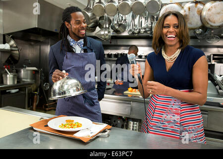 First Lady Michelle Obama beteiligt sich an einem "Gehen wir!" taping mit Richard Sherman von der Seattle Seahawks in der Küche des weißen Hauses, 21. Mai 2014. Stockfoto