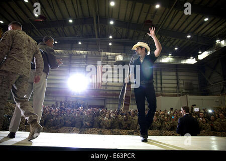 Country-Sänger Brad Paisley verlässt die Bühne als Präsident Barack Obama und General Joseph F. Dunford, Jr., Kommandant der International Security Assistance Force und United States Forces-Afghanistan kommen, Adresse US-Truppen während einer Kundgebung am Bagram Airfiel Stockfoto