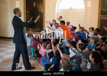 Präsident Barack Obama begrüßt Kinder am weißen Haus gesunde Kinder & sicheren Sport Gehirnerschütterung Gipfel, in East Garden Room des weißen Hauses, 29. Mai 2014 teilnehmen. Der Präsident traf sich mit Abbrechen der Gruppe, drinnen, wenn ihre South Lawn-Veranstaltung war Stockfoto