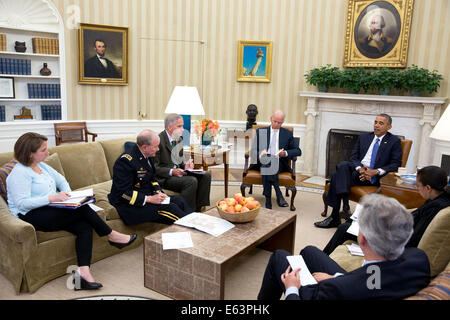 Präsident Barack Obama beruft ein Oval Office Treffen mit seinem Team die nationale Sicherheit, die Situation im Irak, 13. Juni 2014 zu diskutieren. Stockfoto