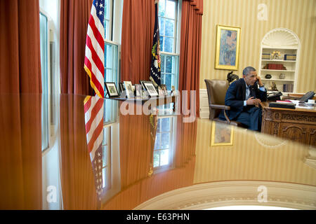 Präsident Barack Obama spricht am Telefon mit der britische Premierminister David Cameron im Oval Office, Samstag, 9. August 2014. Stockfoto