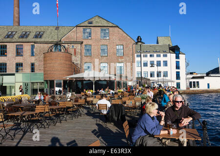 Menschen im Cafe Bückling und Restaurant in der USF Kunst-Arena. Bergen, Norwegen Stockfoto