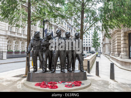 Royal Tank Regiment Denkmal, Whitehall, West End, London mit Gedenk roter Mohn Kränze Stockfoto