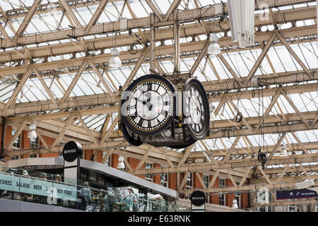 Bahnhofsuhr bei Waterloo Station, London, ein berühmter Treffpunkt auf der Plattform Stockfoto