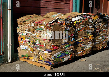 Stapel von komprimierten Kartonverpackung Boxen auf Holzpaletten oder Kufen, Vancouver, BC, Kanada Stockfoto