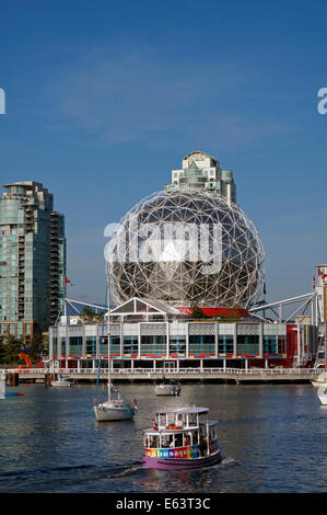 Aquabus Fähre auf False Creek mit Science World Kuppel auf der Rückseite, Vancouver, BC, Kanada Stockfoto