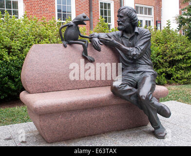 Bronzestatue von Jim Henson und Kermit dem Frosch an der University of Maryland, zu Ehren des Muppets-Schöpfers und UMD-Alumnus. Stockfoto