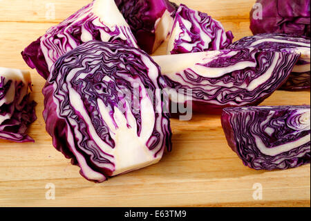 gehackter Rotkohl auf Holzbrett Stockfoto