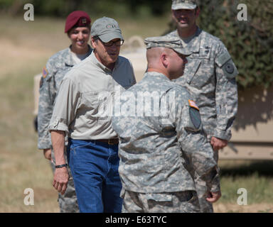 Bastrop, TX, USA. 13. August 2014. Texas-Gouverneur Rick Perry spricht mit Soldaten, wie er Texas National Guard Operations bei Camp Swift östlich von Austin sieht, wie ein Ende Monat Bereitstellung an der texanischen Grenze mit Mexiko Truppen vorzubereiten. Bildnachweis: Bob Dämmrich/Alamy Live-Nachrichten Stockfoto