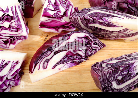 gehackter Rotkohl auf Holzbrett Stockfoto
