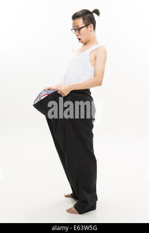 Young Asian männlich mit übergroßen Hosen Stockfoto
