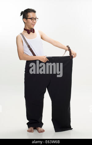 Young Asian männlich mit übergroßen Hosen Stockfoto