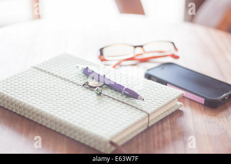 Notebook und Smartphone auf Holztisch, Fotoarchiv Stockfoto