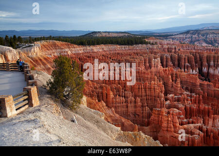 Hoodoos im Bryce Amphitheater, gesehen vom Inspiration Point, Bryce-Canyon-Nationalpark, Utah, USA Stockfoto