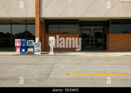 Eine leere Schaufenster in einem verlassenen Einkaufszentrum. Stockfoto