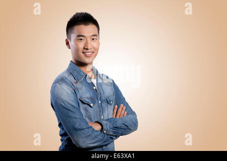 Porträt von zuversichtlich, junger Mann. Stockfoto