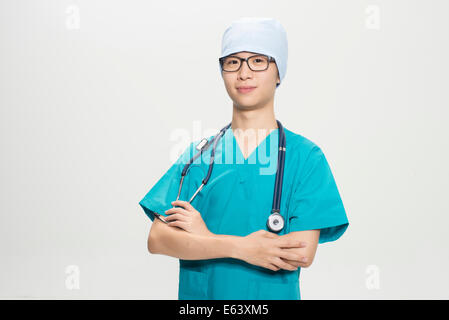 Porträt der jungen asiatischen Chinesisch Männlich Arzt stehend mit Vertrauen Stockfoto