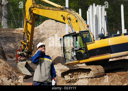 Bulldozer, Bagger und Website-Arbeiter in Aktion Stockfoto
