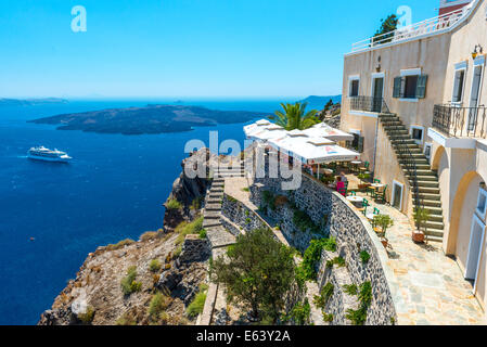 Fira, Santorini, Griechenland - 21. Juli 2014: Schöne Aussicht von Fira in Santorin, Griechenland Stockfoto