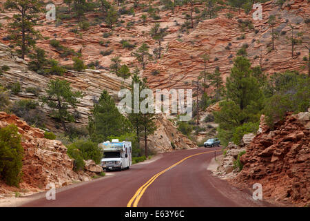 RV neben Zion – Mount Carmel Highway, Zion Nationalpark, Utah, USA Stockfoto