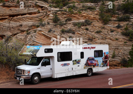 RV neben Zion – Mount Carmel Highway, Zion Nationalpark, Utah, USA Stockfoto