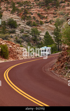 RV neben Zion – Mount Carmel Highway, Zion Nationalpark, Utah, USA Stockfoto