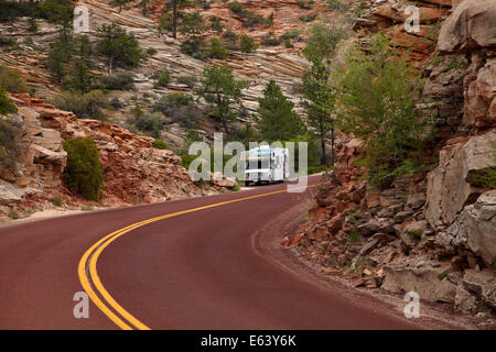 RV neben Zion – Mount Carmel Highway, Zion Nationalpark, Utah, USA Stockfoto