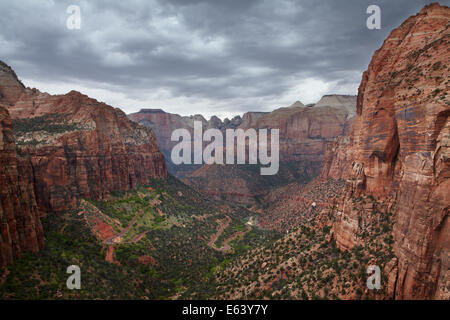 Zick-Zack-in Zion – Mount Carmel Highway, und senken Sie Zion Canyon, gesehen vom Canyon Overlook Trail, Zion Nationalpark, Utah, USA Stockfoto