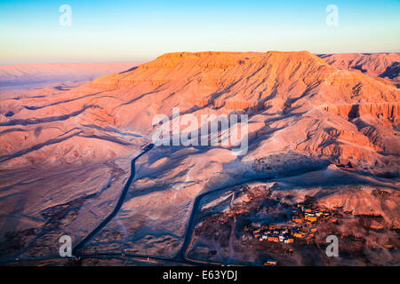 Luftbild von der Wüstenlandschaft von das Tal der Könige am Westufer des Nils in Ägypten. Stockfoto