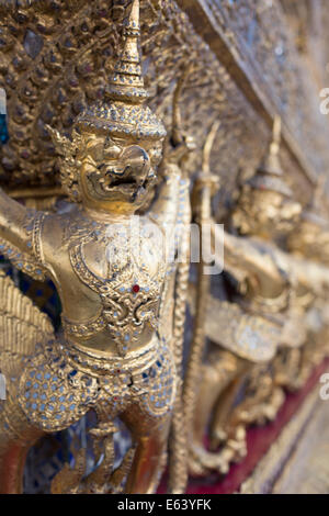 Details der Garuda vor dem Tempel des Smaragd-Buddha, dem Grand Palace, Bangkok, Thailand Stockfoto