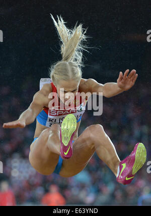 Zürich, Schweiz. 13. August 2014. Darya Klishina Russlands konkurriert in der Frauen Weitsprung Finale bei den Europäischen Leichtathletik Weltmeisterschaften 2014 im Letzigrund Stadion in Zürich, Schweiz, 13. August 2014. Foto: Bernd Thissen/Dpa/Alamy Live News Stockfoto