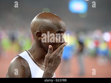 Zürich, Schweiz. 13. August 2014. Sieger Mohamed 'Mo' Farah (C) aus Großbritannien reagiert nach dem Gewinn der Männer 10'000 m Finale bei den Europäischen Leichtathletik Weltmeisterschaften 2014 im Letzigrund Stadion in Zürich, Schweiz, 13. August 2014. Foto: Bernd Thissen/Dpa/Alamy Live News Stockfoto