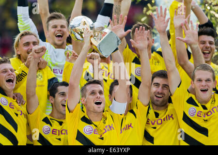 Dortmund, Deutschland. 13. August 2014. Nach dem Gewinn der DFL-Supercup-Fußballspiel gegen den FC Bayern München im Signal-Iduna-Park Stadion in Dortmund, Deutschland, 13. August 2014 feiern Borussia Dortmund Team und ihre Team-Kapitän Sebastian Kehl (C). Foto: Rolf Vennenbernd/Dpa/Alamy Live News Stockfoto