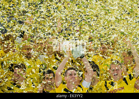 Dortmund, Deutschland. 13. August 2014. Nach dem Gewinn der DFL-Supercup-Fußballspiel gegen den FC Bayern München im Signal-Iduna-Park Stadion in Dortmund, Deutschland, 13. August 2014 feiern Borussia Dortmund Team und ihre Team-Kapitän Sebastian Kehl (C). Foto: Rolf Vennenbernd/Dpa/Alamy Live News Stockfoto