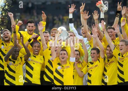 Dortmund, Deutschland. 13. August 2014. Nach dem Gewinn der DFL-Supercup-Fußballspiel gegen den FC Bayern München im Signal-Iduna-Park Stadion in Dortmund, Deutschland, 13. August 2014 feiern Borussia Dortmund Team und ihre Team-Kapitän Sebastian Kehl (C). Foto: Jonas Guettler/Dpa/Alamy Live News Stockfoto