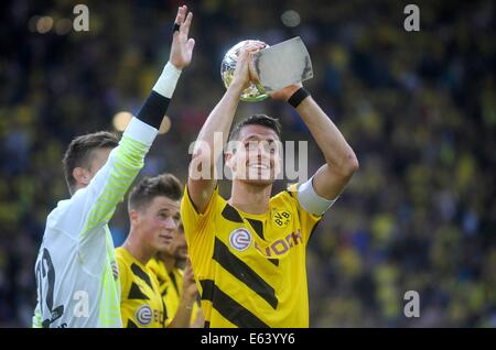 Dortmund, Deutschland. 13. August 2014. Borussia Dortmunds Team-Kapitän Sebastian Kehl, die Trophäe in seinen Händen hält, nach dem Gewinn der DFL-Supercup-Fußballspiel gegen den FC Bayern München im Signal-Iduna-Park Stadion in Dortmund, Deutschland, 13. August 2014. Foto: Jonas Guettler/Dpa t./dpa/Alamy Live News Stockfoto