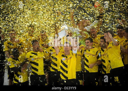 Dortmund, Deutschland. 13. August 2014. Nach dem Gewinn der DFL-Supercup-Fußballspiel gegen den FC Bayern München im Signal-Iduna-Park Stadion in Dortmund, Deutschland, 13. August 2014 feiern Borussia Dortmund Team und ihre Team-Kapitän Sebastian Kehl (C). Foto: Jonas Guettler/Dpa/Alamy Live News Stockfoto