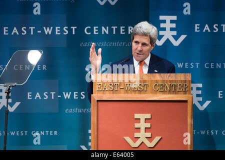 Honolulu, Hawaii, USA. 13. August 2014. US-Außenminister John Kerry hält eine Rede an der Ost-West-Center in Honolulu, Hawaii, USA, 13. August 2014. Kerry sagte am Mittwoch, dass die Vereinigten Staaten versucht, eine Beziehung mit China zu schmieden, die erweitert Zusammenarbeit auf "gemeinsame Interessen." Bildnachweis: Xinhua/Alamy Live-Nachrichten Stockfoto