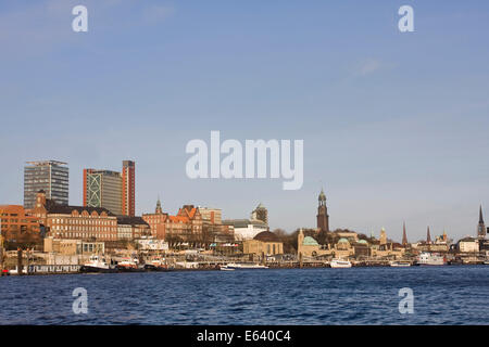 Blick über die Elbe nach St Pauli Landing Stages, Hafen Hamburg, Hamburg, Deutschland Stockfoto