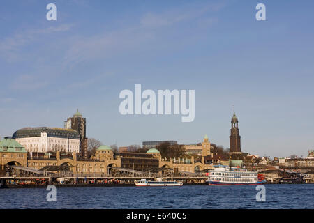 Blick über die Elbe nach St Pauli Landing Stages, Hafen Hamburg, Hamburg, Deutschland Stockfoto