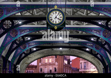 Uhr und schmiedeeisernen Verzierungen in der Abenddämmerung, Smithfield Market, City of London, London, England, Vereinigtes Königreich Stockfoto