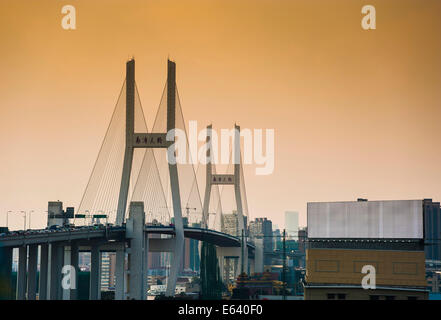 Yangpu-Brücke bei Sonnenuntergang, Shanghai, China Stockfoto