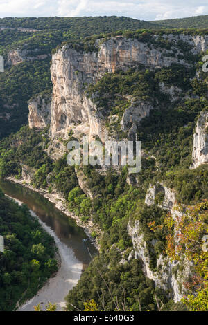 Ardèche-Schlucht, Gorges de l'Ardèche, Blick von der Panoramastraße D290, zum Aussichtspunkt Belvedere d'Autridge auf der Rückseite Stockfoto